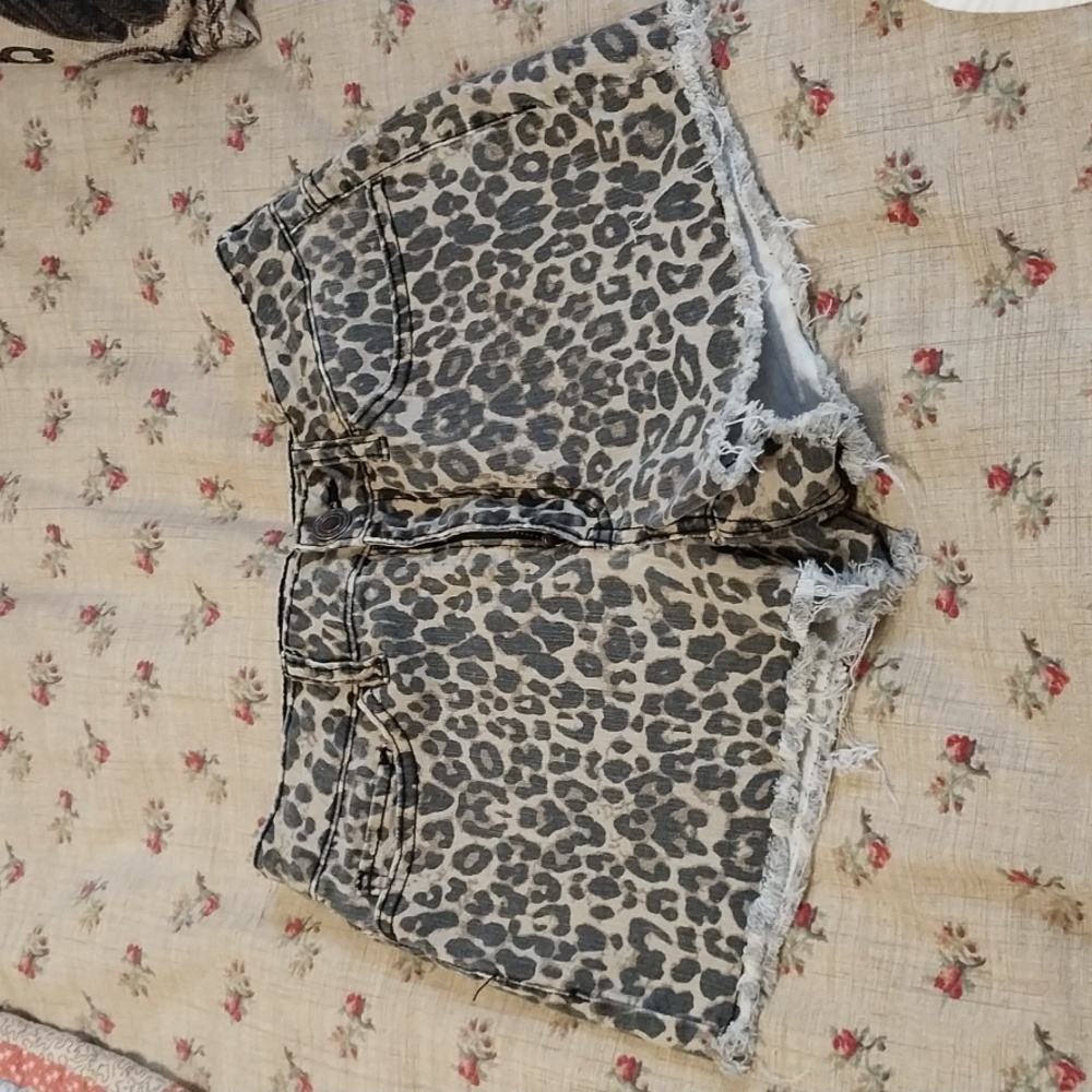 SO hi rise leopard short